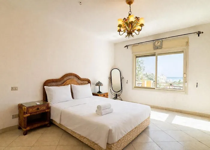 Villa 4br Beachfront With Huge Garden Seaview Einbay Ain Suchna