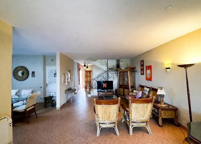 4br Beachfront With Huge Garden Seaview Einbay * Ain Suchna