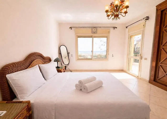 4br Beachfront With Huge Garden Seaview Einbay Ain Suchna