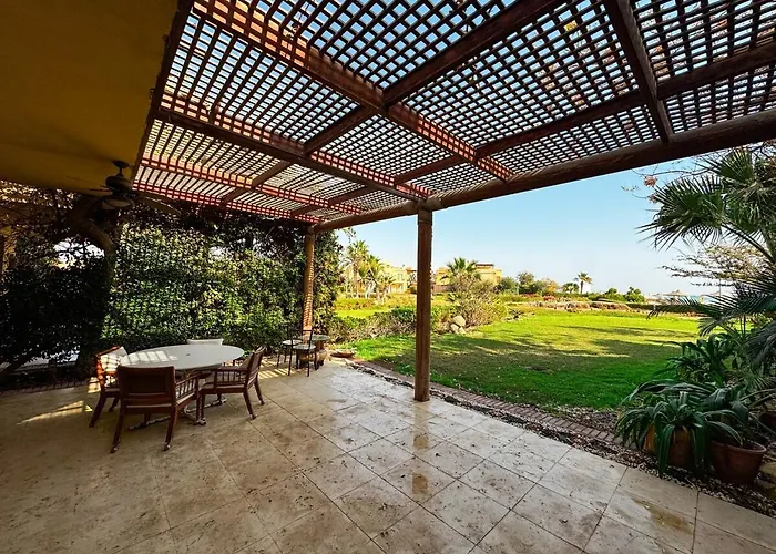 Villa 4br Beachfront With Huge Garden Seaview Einbay Ain Suchna