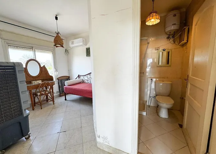 4br Beachfront With Huge Garden Seaview Einbay * Ain Suchna